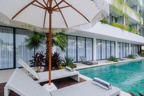 Deluxe Double Room with Balcony image 7