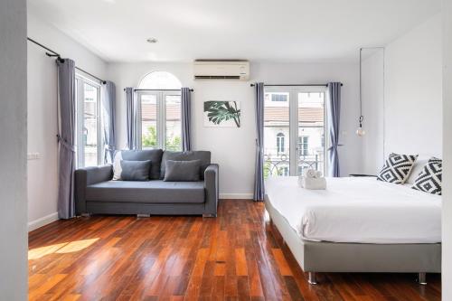 MIQ Asoke808 Villa - Asoke BTS - garden pool - 16 Pax in กรุงเทพ