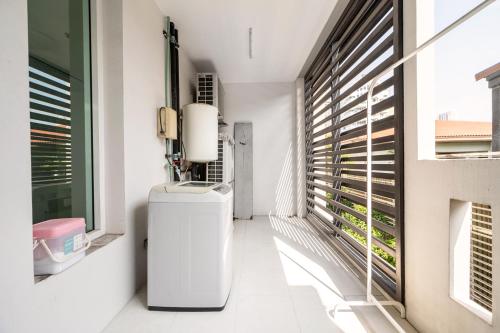 MIQ Asoke808 Villa - Asoke BTS - garden pool - 16 Pax in กรุงเทพ