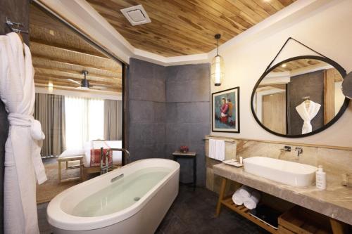 room detail thumbnail 2