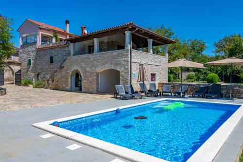 Villa Lastavica pod Ruzon, two beautiful villas in the heart of Istria – khách sạn tại Batlug
