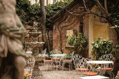 Hotel Flora - By Romanelli Family – Venice, GA