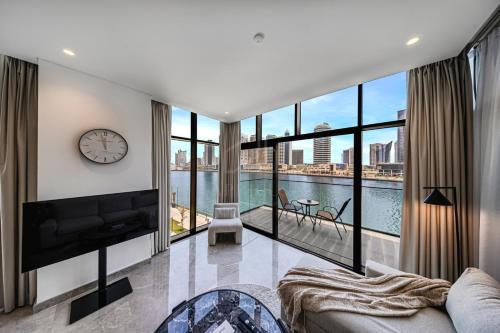 Peninsula Five 3BD Duplex with Lake view, For 9, Dubai