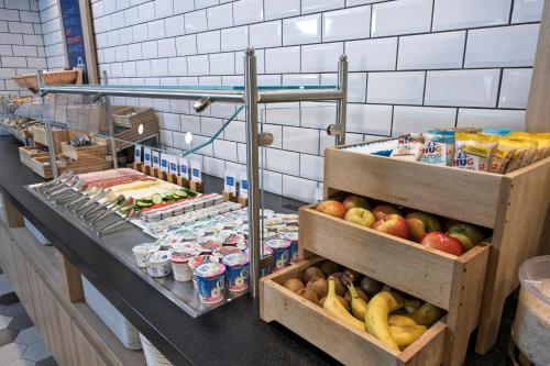 Ételek és italok, Holiday Inn Express Geneva Airport By IHG near Vivarium Elapsoidea