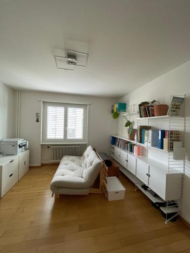 Stylish 3-Room Altbau Flat Balcony & Office, Zürich (photo 9)