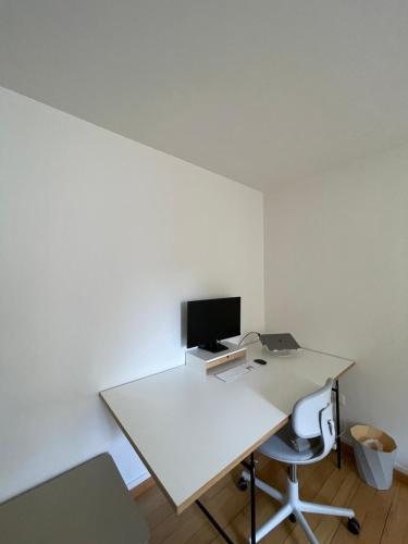 Stylish 3-Room Altbau Flat Balcony & Office, Zürich (photo 10)