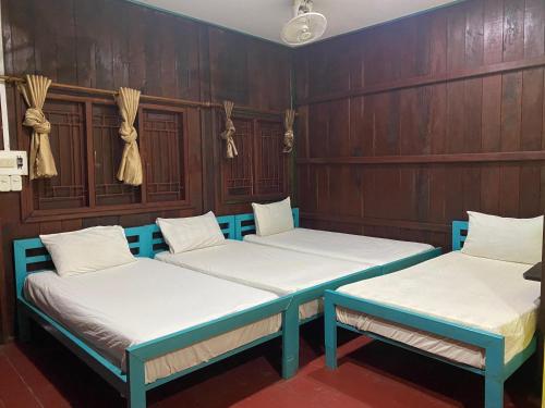 1 queen bed, 2 twin beds