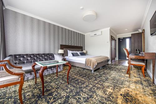 1 king bed, 1 sofa bed