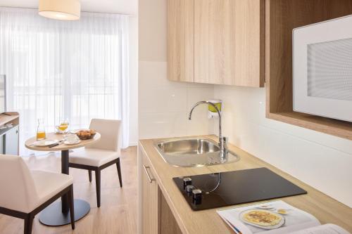 Zenitude Hôtel-Résidences Cherbourg - 주방