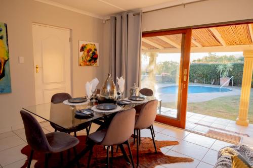 Fluke Tide - Stylish Knysna Home with Pool & Views in Fisher Haven