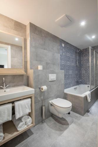 Superior Double Room with Balcony and Sea View image 2