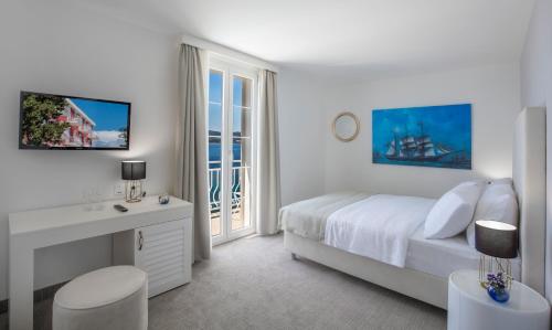 Superior Double Room with Balcony and Sea View image 7