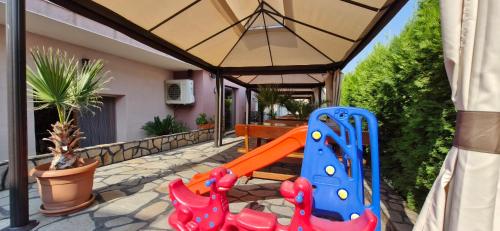 สนามเด็กเล่น, Family hotel Favourite in ออบซอร์