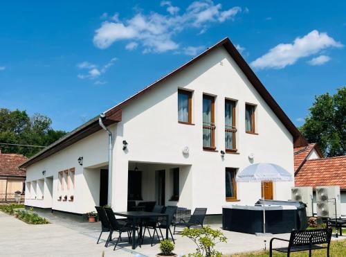 Viesnīcas āriene, Hudák Vendégház (Hudak Vendeghaz) in Szendrő