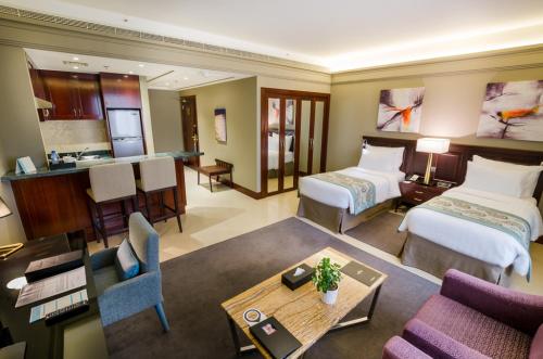 1 king bed, 2 twin beds