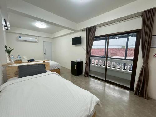 1 king bed, 1 twin bed