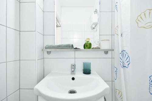 Cozy Comfort w AC on Victor Hugo street by NW - image 10