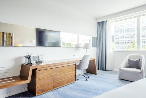 Deluxe King Room image 9