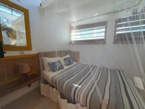 1 queen bed, 1 bunk bed
