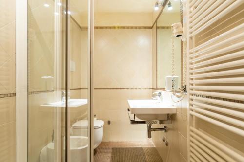 Double or Twin Room image 4