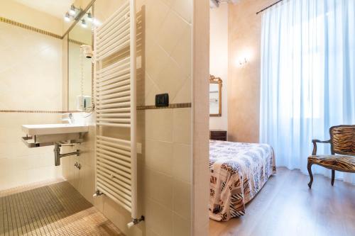 Double or Twin Room image 2