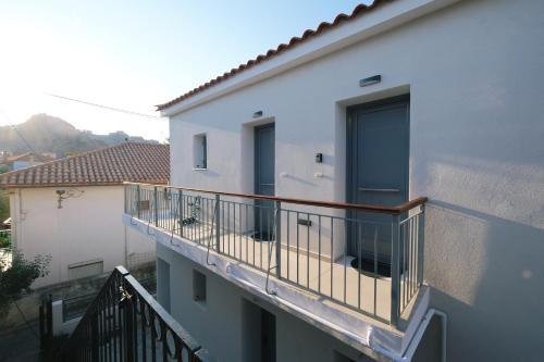 Myrina Retreat - Golden Sun in Mirina