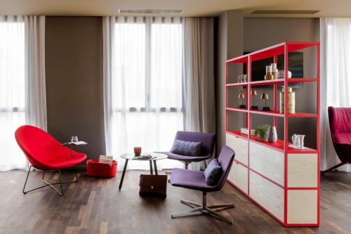 共用Lounge/電視區, 巴黎呂埃爾-馬爾梅松奧科酒店 (Okko Hotels Paris Rueil Malmaison) in 呂埃故居