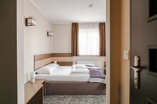 1 queen bed, 1 twin bed