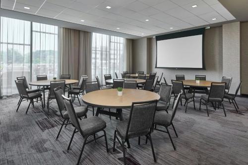 Courtyard by Marriott Albany Airport - image 12