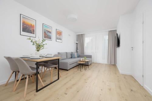 Łucka Bright Apartment with Parking in Warsaw by Noclegi Renters, Varšava
