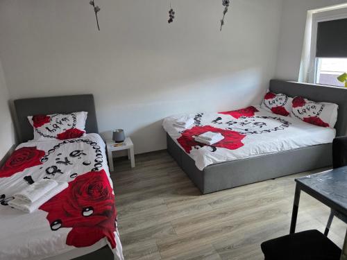 1 queen bed, 3 twin beds