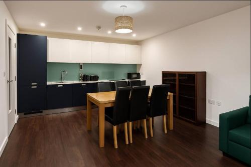 設施, Modern 2 Bed Flat with parking Next to Basildon Station in 聖馬丁