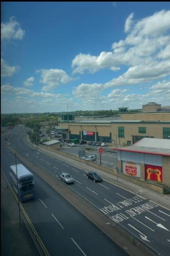 周邊環境, Modern 2 Bed Flat with parking Next to Basildon Station in 聖馬丁