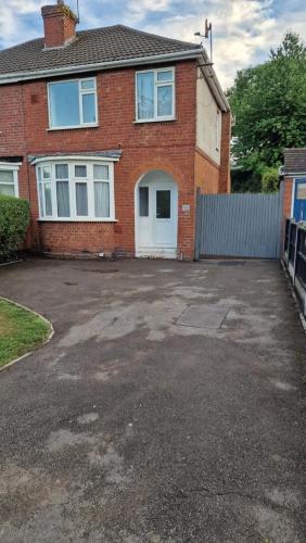 L & J ESCAPES-4 BEDROOMs SUITABLE FOR CONTRACTORS AND FAMILIES- LARGE PRIVATE PARKING-10 MINUTES TO M6 JUNCTION 9