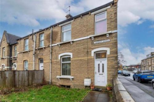 Huddersfield Spacious 3BR Stay - Business Travelers-Families-Students - Sleep 11 - Walk to Station & Town - Free Parking & Fast WIFI, Huddersfield