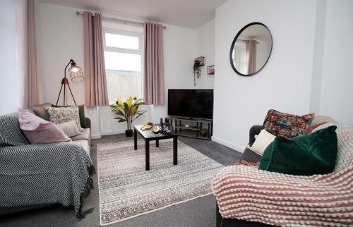 Kingsway House - WIFI - Parking - Spacious 4 Bed