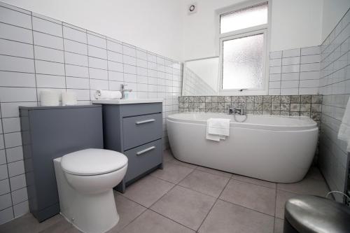 Royal Oak House by Tŷ SA - 5 bedroom house chambre d'hôte Rumney Castle