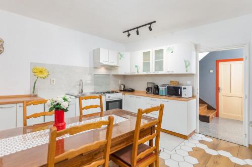 廚房, Holiday home Dioniza by Villsy- with private pool and jacuzzi in 沃德年