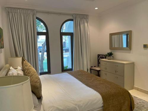 Palm Jumeirah Beachfront private pool villa 5 BR & 1 maids room with access to beach, Dubai (foto 6)