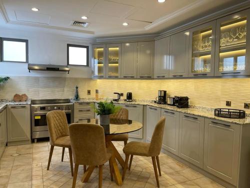 Palm Jumeirah Beachfront private pool villa 5 BR & 1 maids room with access to beach, Dubai (foto 3)