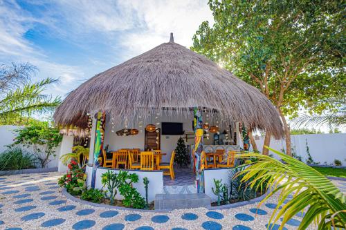 Restaurant, TinJaLa Lodge in Brufut