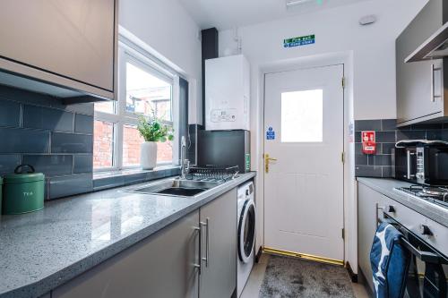 Large 4BR House, Sleeps 8, Parking, Full Kitchen, Ideal for Groups, family, contractors, Manchester (fotografie 5)