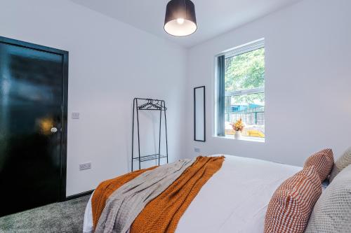 Large 4BR House, Sleeps 8, Parking, Full Kitchen, Ideal for Groups, family, contractors, Manchester (fotografie 9)