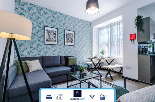 Large 4BR House, Sleeps 8, Parking, Full Kitchen, Ideal for Groups, family, contractors, Manchester