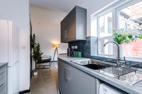 Large 4BR House, Sleeps 8, Parking, Full Kitchen, Ideal for Groups, family, contractors, Manchester (fotografie 10)