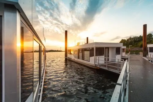 Hausboote am Lankenauer Höft in Bremen, Deutschland