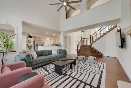 Luxury 6BR Retreat Pool Hot Tub Cinema & Game Room in Haltom