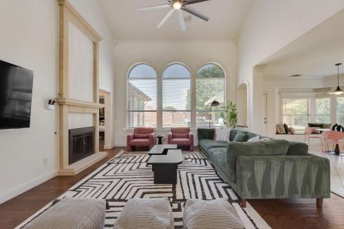 Luxury 6BR Retreat Pool Hot Tub Cinema & Game Room in Haltom