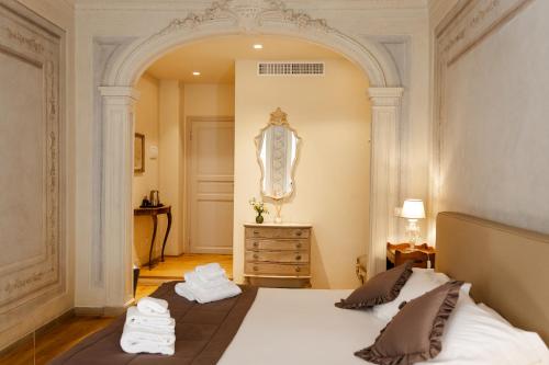 Deluxe Room image 10