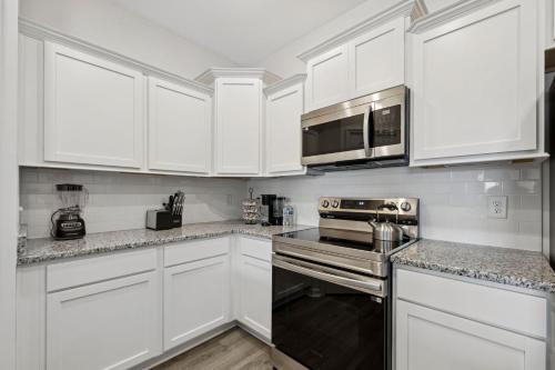 virtuve, Luxury Comfortable 3br Home! in Springhila (TN)